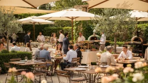 Buffet in giardino in un ristorante con ospiti seduti e in piedi tra tavoli all'aperto e area verde